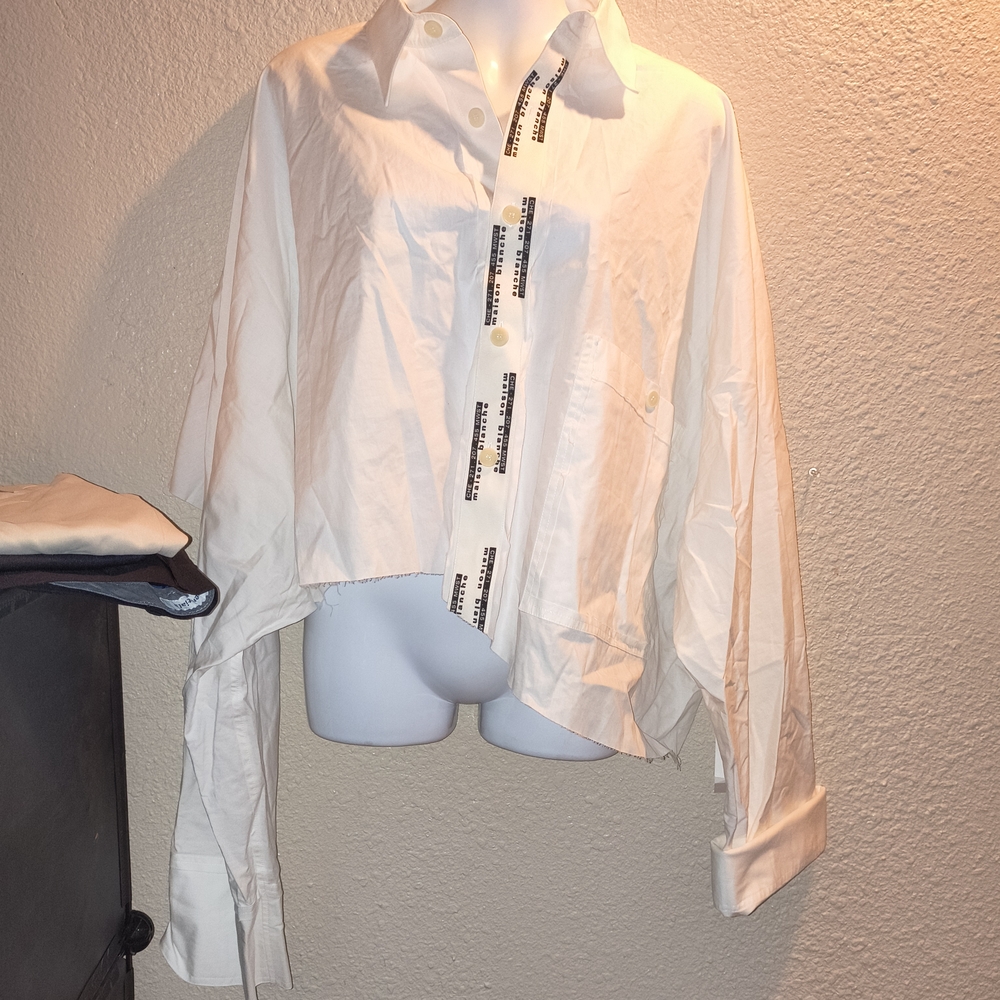 Chic White Shirt with Black Detailing All Gender Cropped